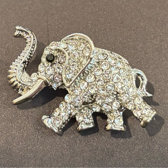 Trunk Up Silver Tone Elephant Pin - Fashion Jewelry - Black & White Crystals NEW - Picture 1 of 2